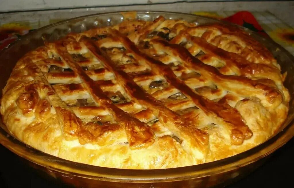 Рецепт пирога с мясом на дрожжах. Дрожжевой пирог с мясом. пироги с мясом в духовке из дрожжевого теста. пирог с курицей и сыром в духовке. пирог с мясом и сыром в духовке.