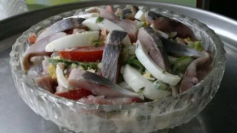 Эстонский холодный салат из овощей и селедки