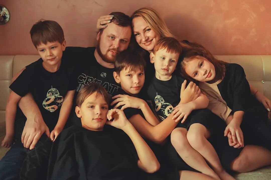 Пятеро сыновей. Мама и пять сыновей. Ирина клеверина. Пятеро сыновей. Пятеро сыновей.