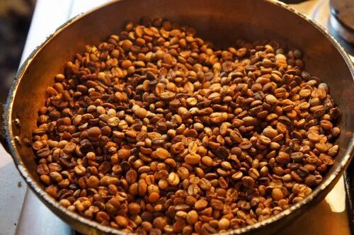 кофейные зерна. готовый завтрак пшеница. свежеобжаренное кофе. обжаривание кофейных зерен. эфиопия иргачефф.