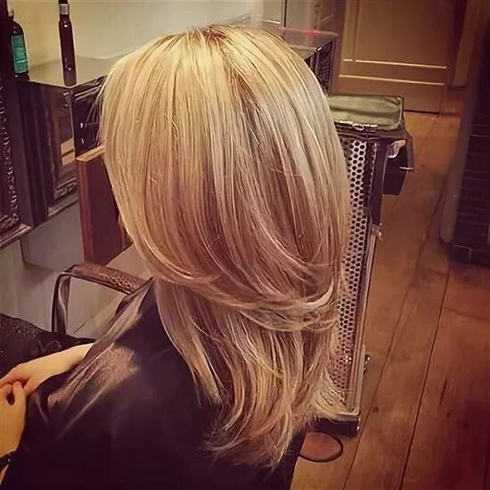 эшли симпсон стрижка. стрижка две длины. стрижка камкадна средние волосы. стрижка калифорнийский каскад. стрижка каскад градуированный на средние.