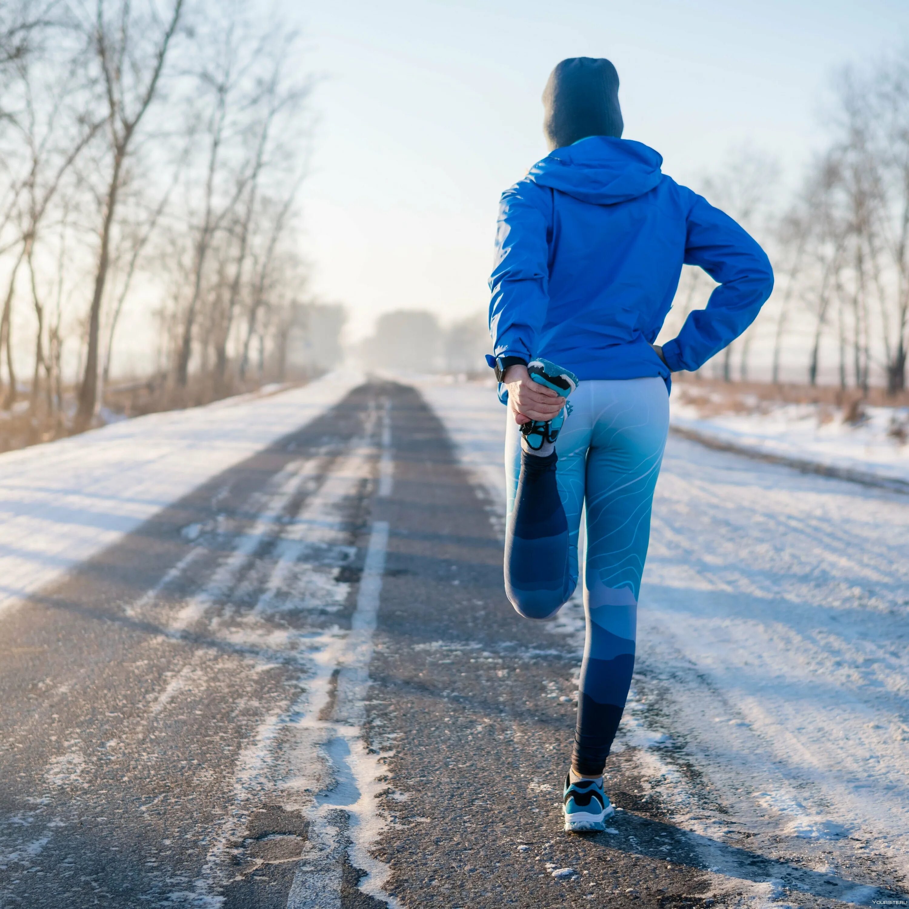 Зимние спортсмены. Спорт зимой. Пробежка зимой. Обувь для бега зимой.