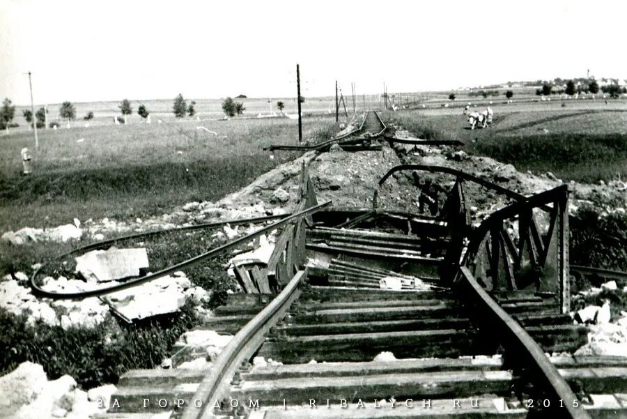 Подрыв железной дороги. Дебальцево жд обстрел. Жд станции донбасса,разрушенные. Разрушенный мост ирпень. Подрыв на железной дороге.
