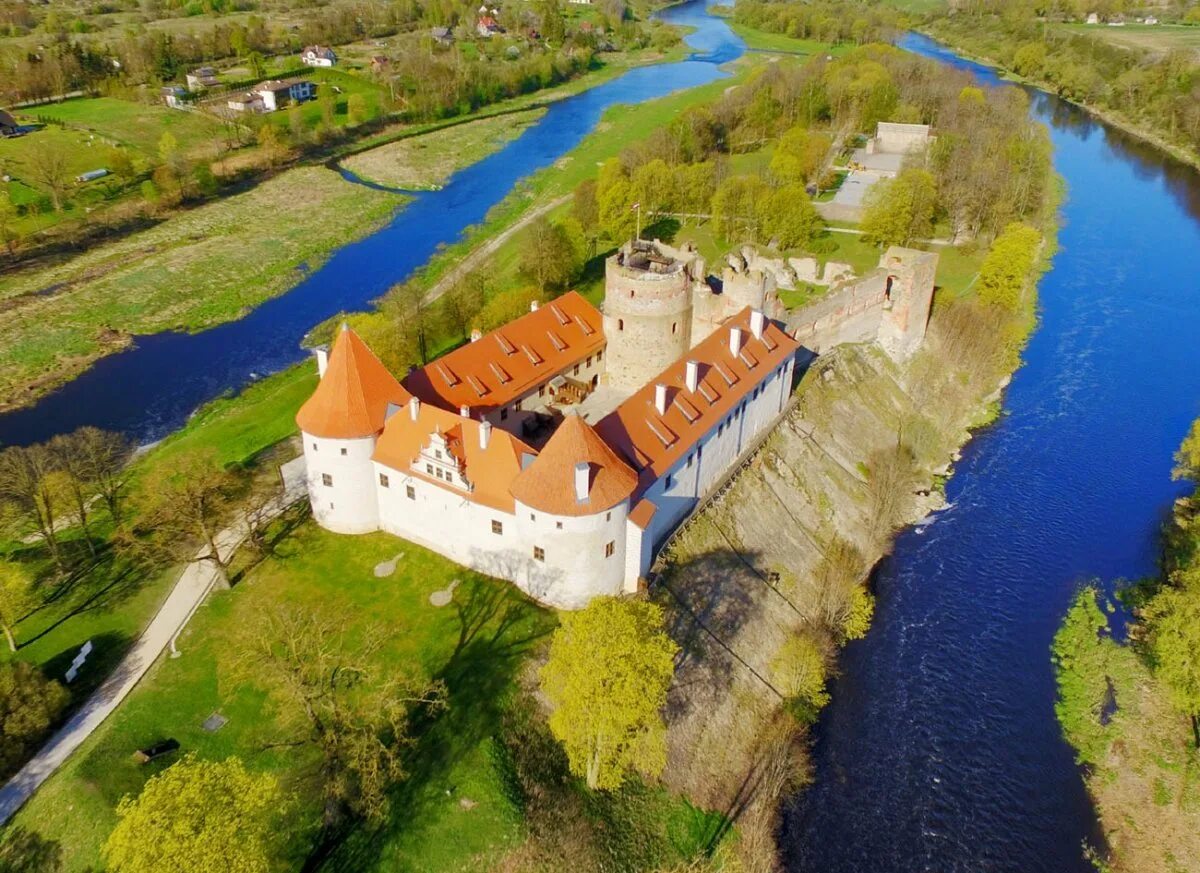 Кулдига латвия водопад. Лиепая достопримечательности. Ницгале латвия. Латвия г екабпилс авиабаза. Замок бауска латвия.