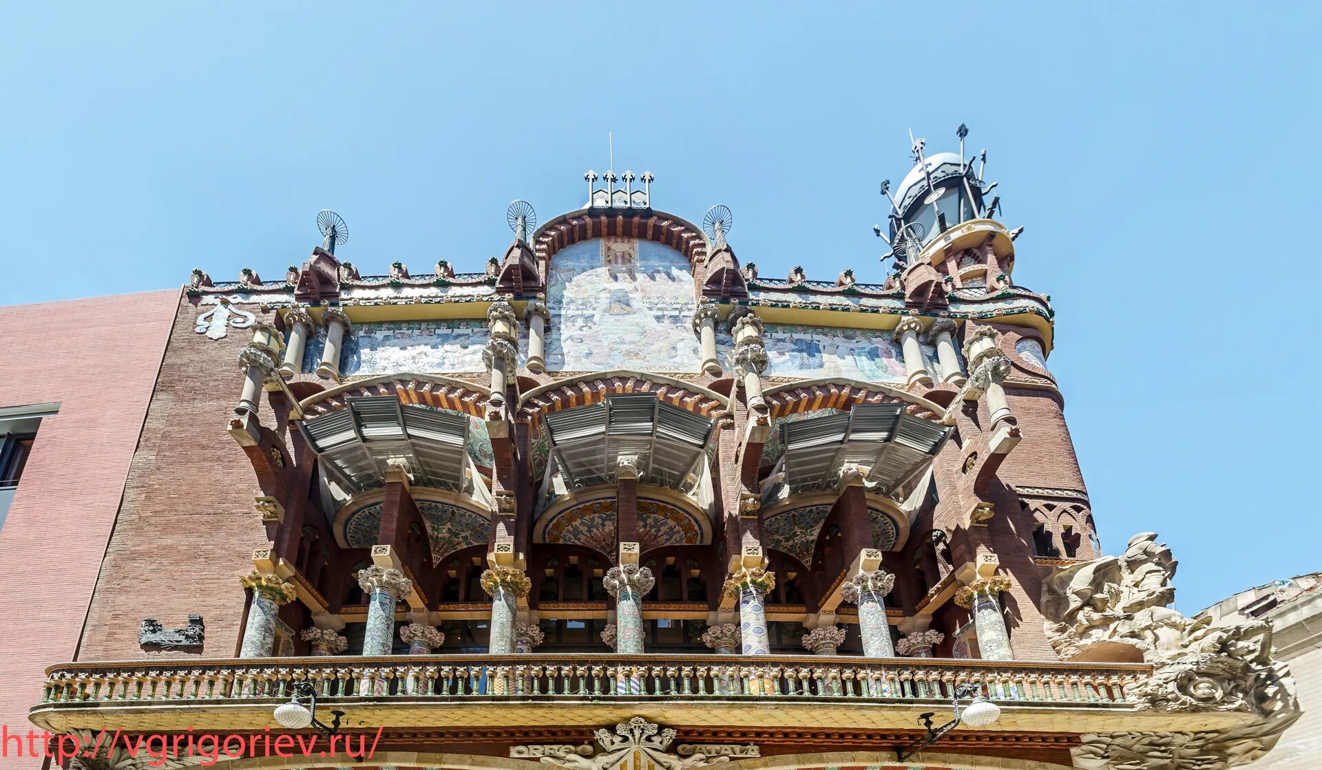 Сайт дворец музыки. Барселона дворец каталонской. Palau de la musica Catalana Барселона театр снаружи. Дворец каталонской музыки в Барселоне. Дом каноников Барселона дворец женералитета Барселона.