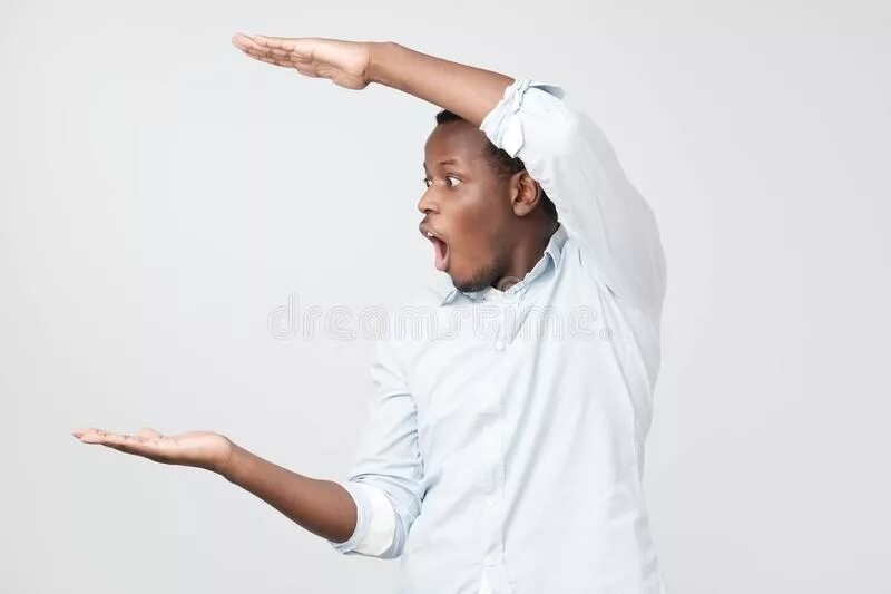 Жест руками много. Много жестом. Довольный клиент. Жест много. Человек показывает.