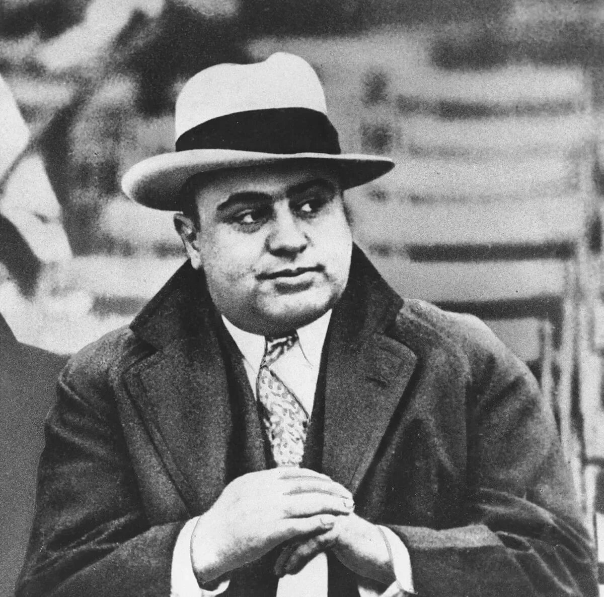 Американский мафиози. Аль капоне с сигарой. Аль капоне 1930. Итальянский мафиози аль капоне. Альфонсо капоне.