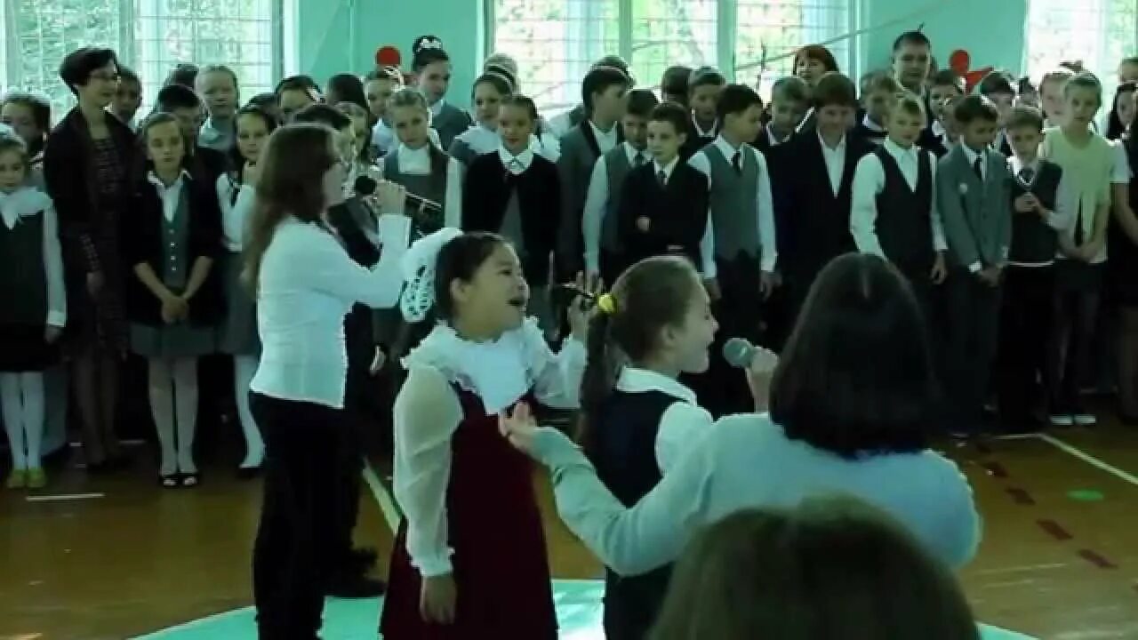 Гимназия 14 глазов учителя. Осень школьники идут в школу. Дети на дороге. Поступление в школу. С 1 сентября ученику.