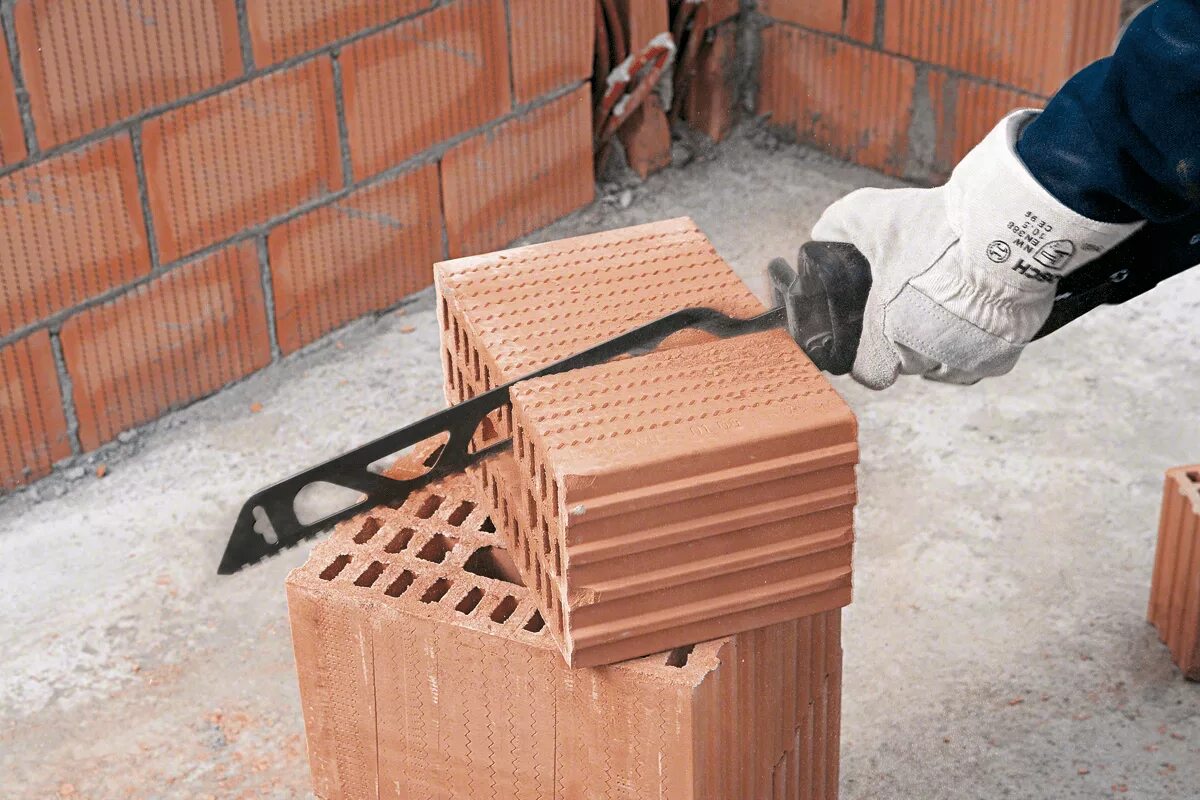 Инструмент для колки кирпича. Декоративный полнотелый колотый кирпич кемма «родонит». Распилить кирпич. Колотый кирпич для дороги. Колоть кирпич.