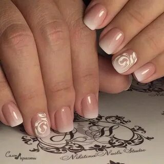 Красивый френч на короткие ногти с рисунком