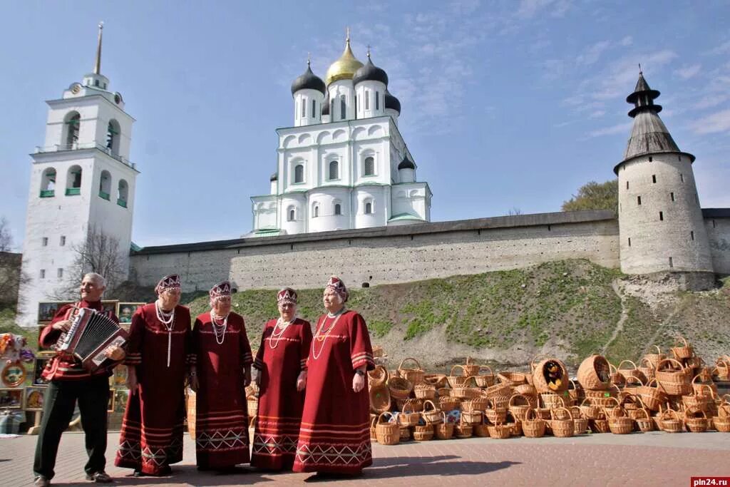 Группа город псков. Псков города Псковской области. Псков туристский. Псков туристы. Примечательности Псковской области.