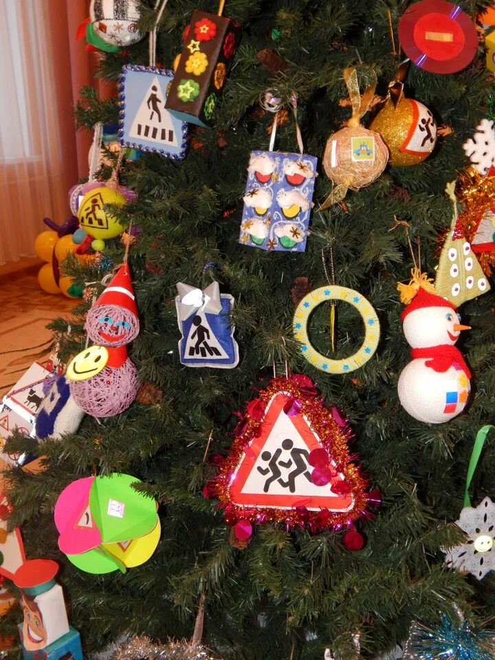 дорожный знак на новогодней елке. игрушка на елку в виде дорожного знака. игрушка на елку пдд. игрушка на елку в виде дорожного знака. новогодняя игрушка по пдд.