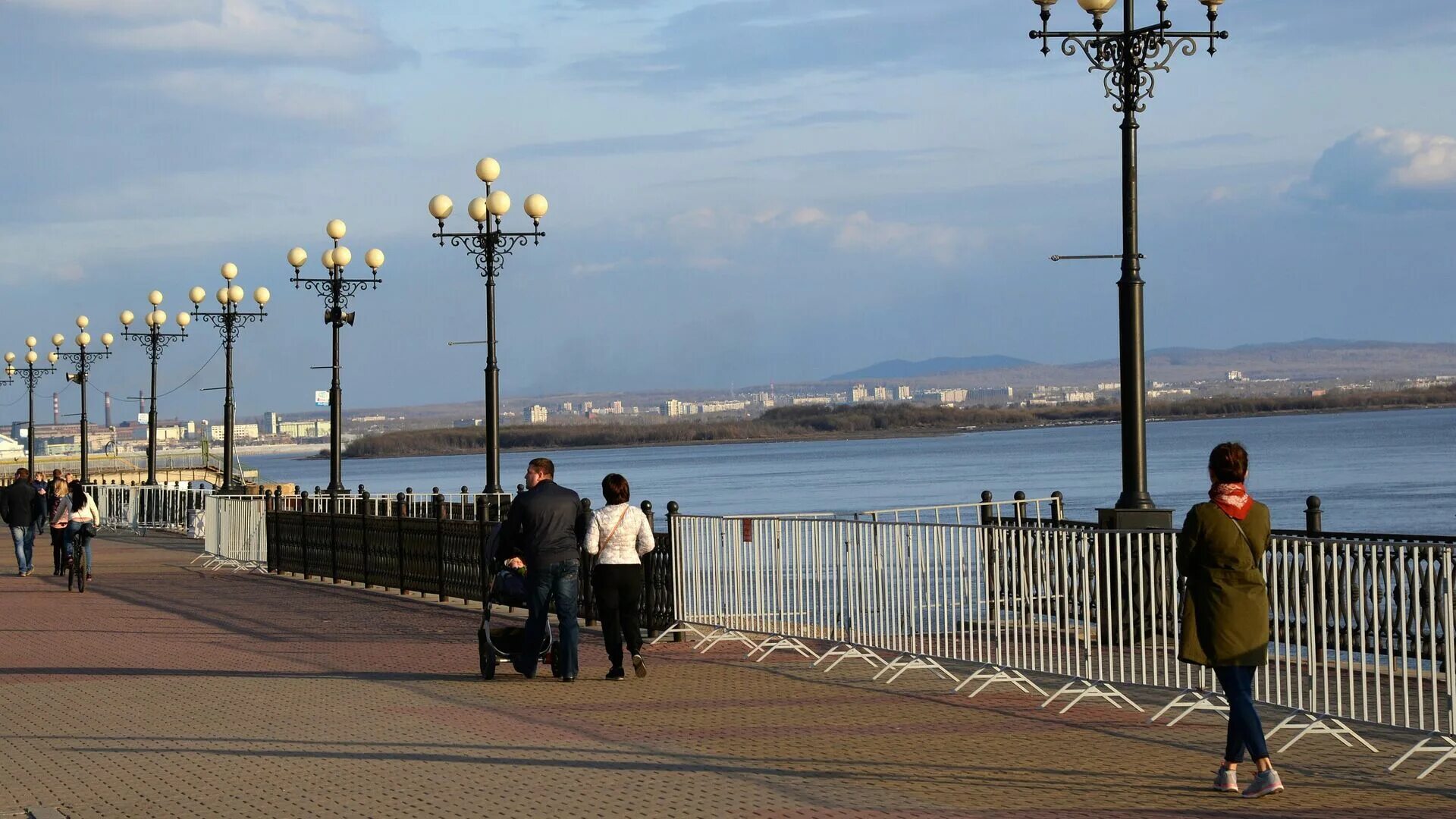 Переехать в хабаровск. Набережная Хабаровск. Набережная Хабаровск 2022. У набережной. Городская набережная.