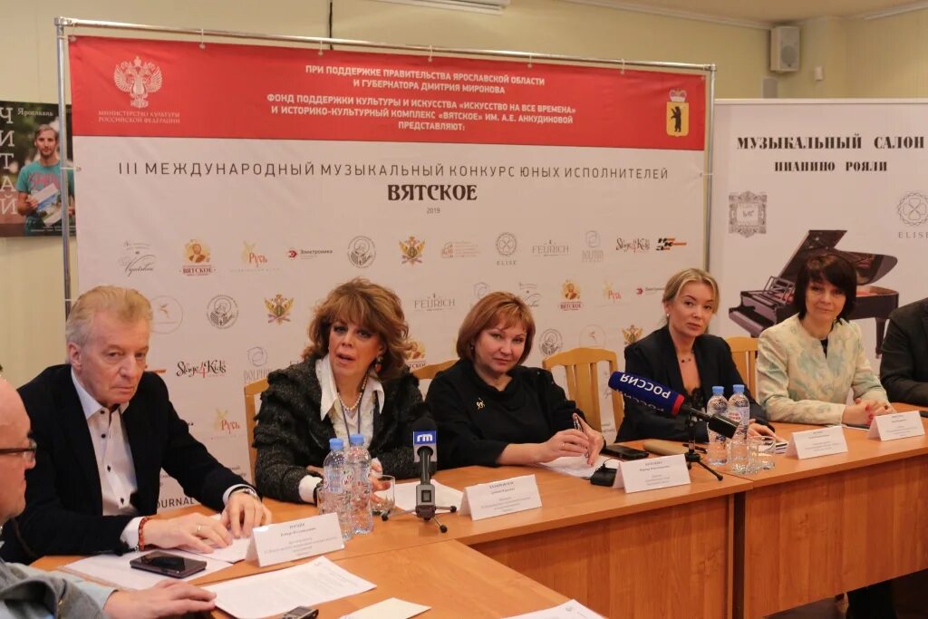 Помощь молодым исполнителям