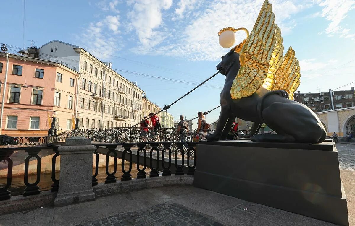 Петербург львы с крыльями. Грифоны банковского моста в Санкт-Петербурге. Набережная канала Грибоедова банковский мост. Мост с грифонами в Санкт-Петербурге канал Грибоедова. Грифоны на канале Грибоедова.