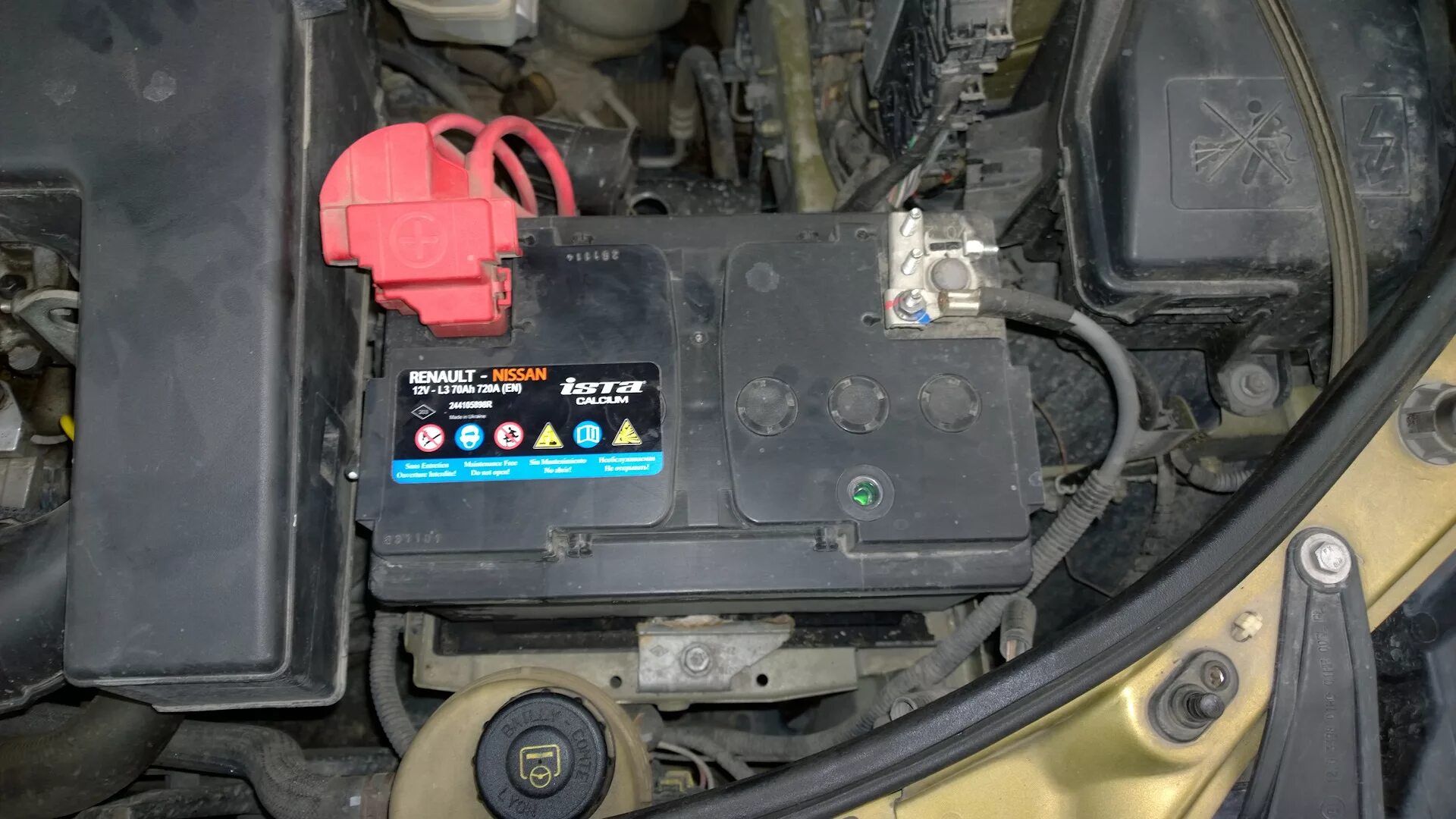 Как снять аккумулятор с логана. Renault sandero 1.6 аккумулятор. акб рено логан 2. аккумулятор рено сандеро 1.6. аккумулятор рено логан 1.6 720.