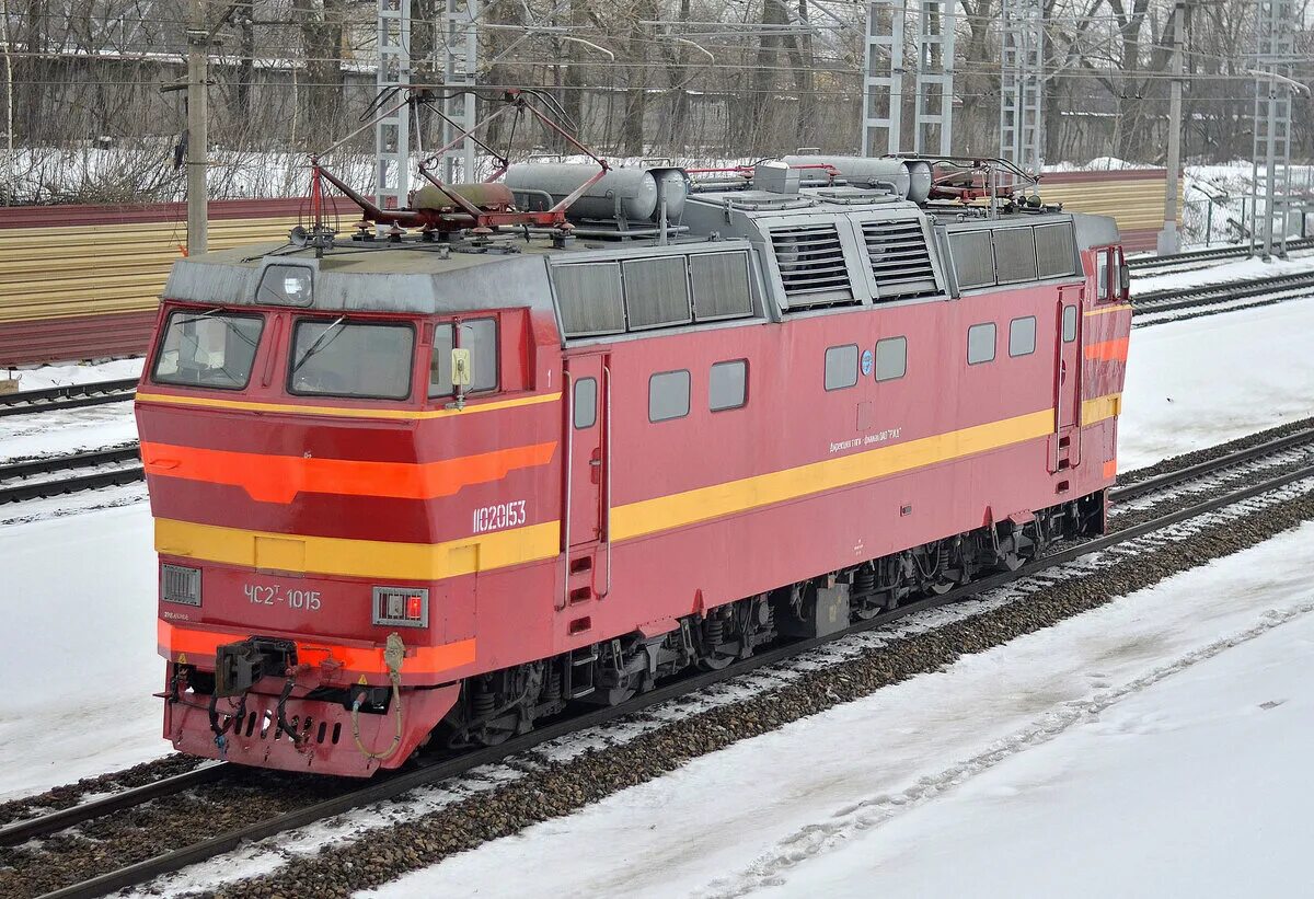 На стоянке электровоз. Локомотив электровоз чс2т. Чс2т 1015. Чс2т электровоз электровозы. Электровоз чс2т Шкода.