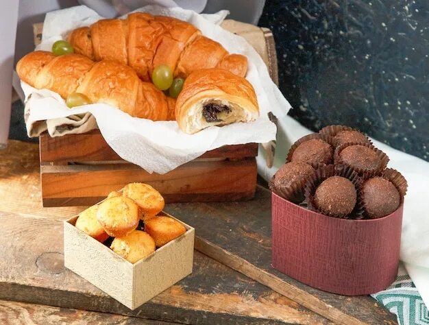 Круассаны коробка. Круассаны в коробочке. Круассаны макси. Круассан заготовка. Круассаны коробка.