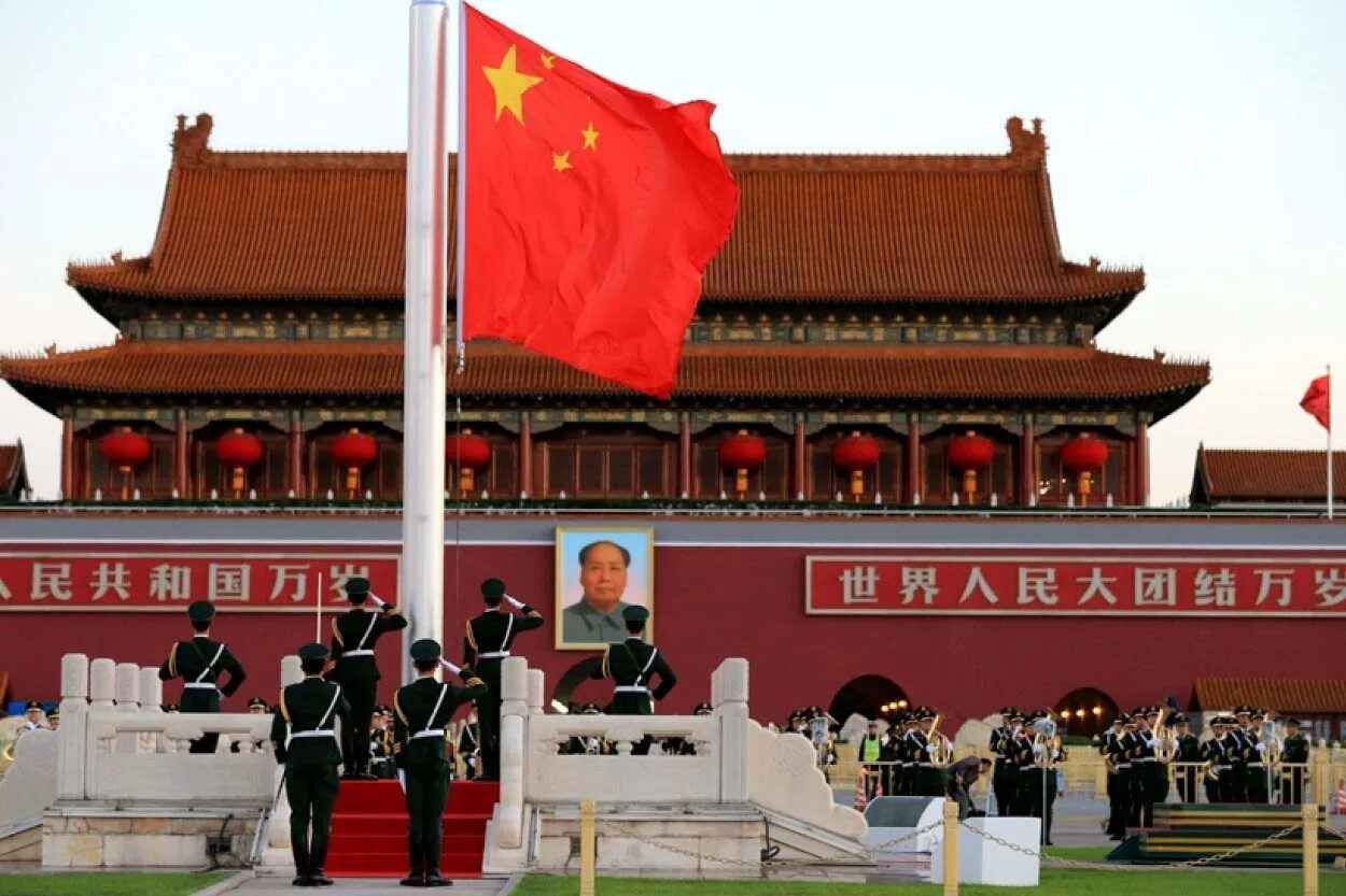Китайская народная республика есть. Китайская народная Республика (КНР). Китай Пекин флаг. Пекин Тяньаньмэнь флаг. Флаг Китая на площади Тяньаньмэнь.