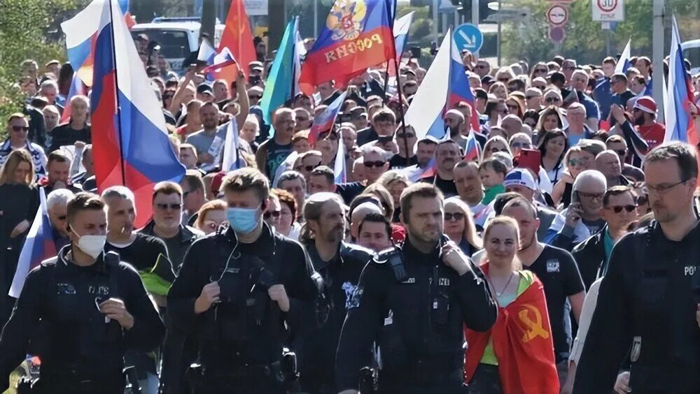 Германия пророссийские протесты. Митинги русских в Германии. Русские против немцев. Митинги в Германии в поддержку России.