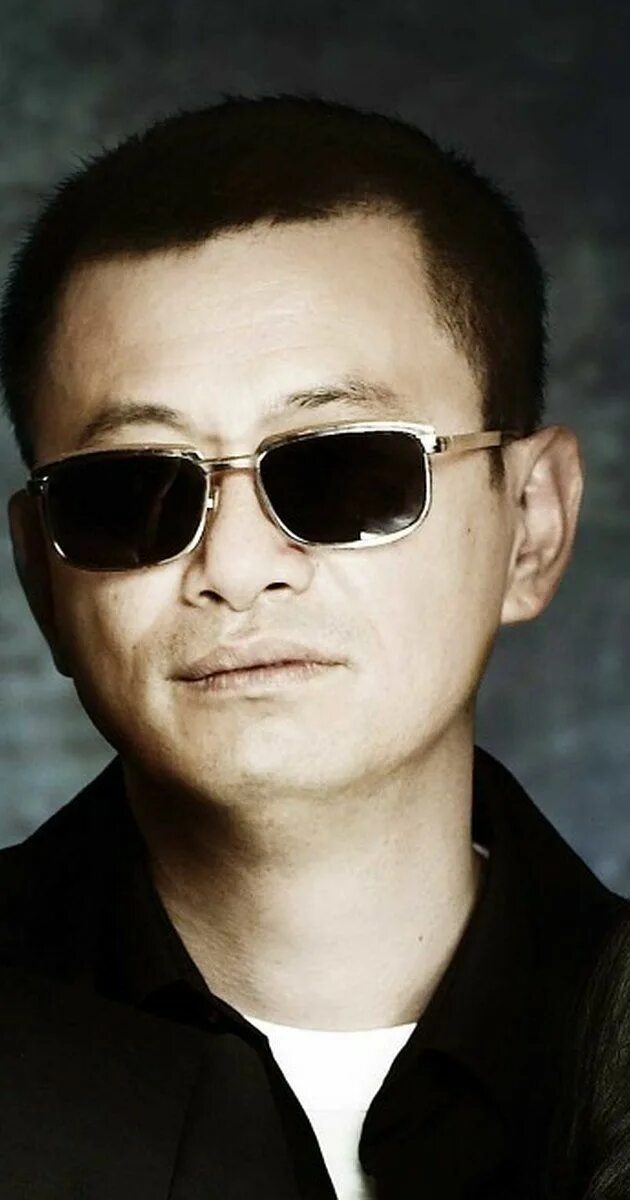 Вонг кар вай. Вонг карвай. Вонг карвай без очков. Вонг карвай очки. Вонг карвай фото.