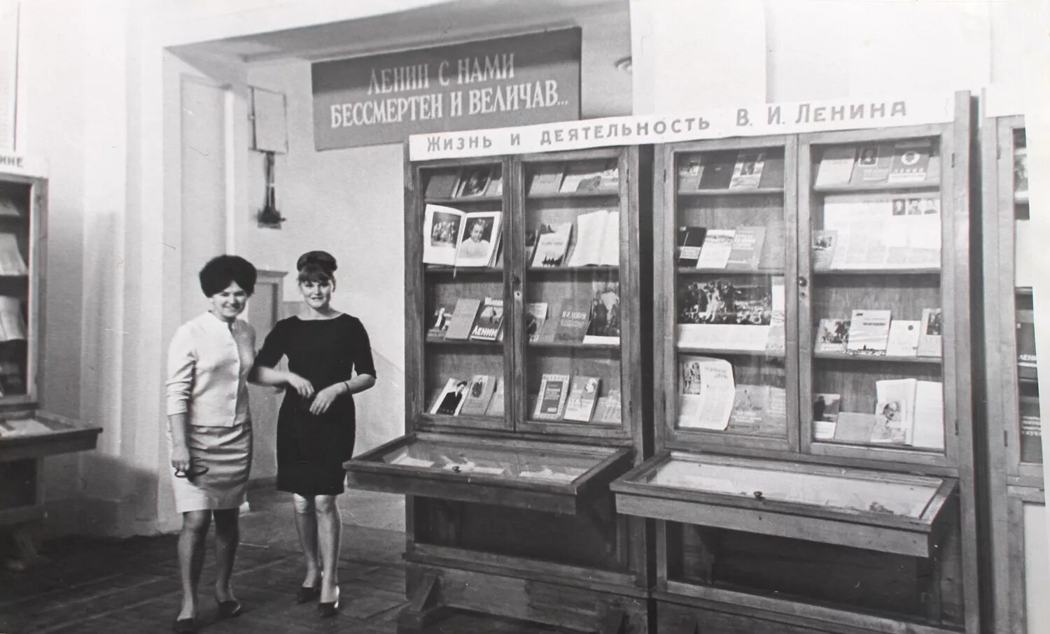Сайт библиотека коми. Национальная библиотека Сыктывкар. Библиотека Ленина Сыктывкар. Библиотека 1945. Национальная библиотека Республики Коми внутри.