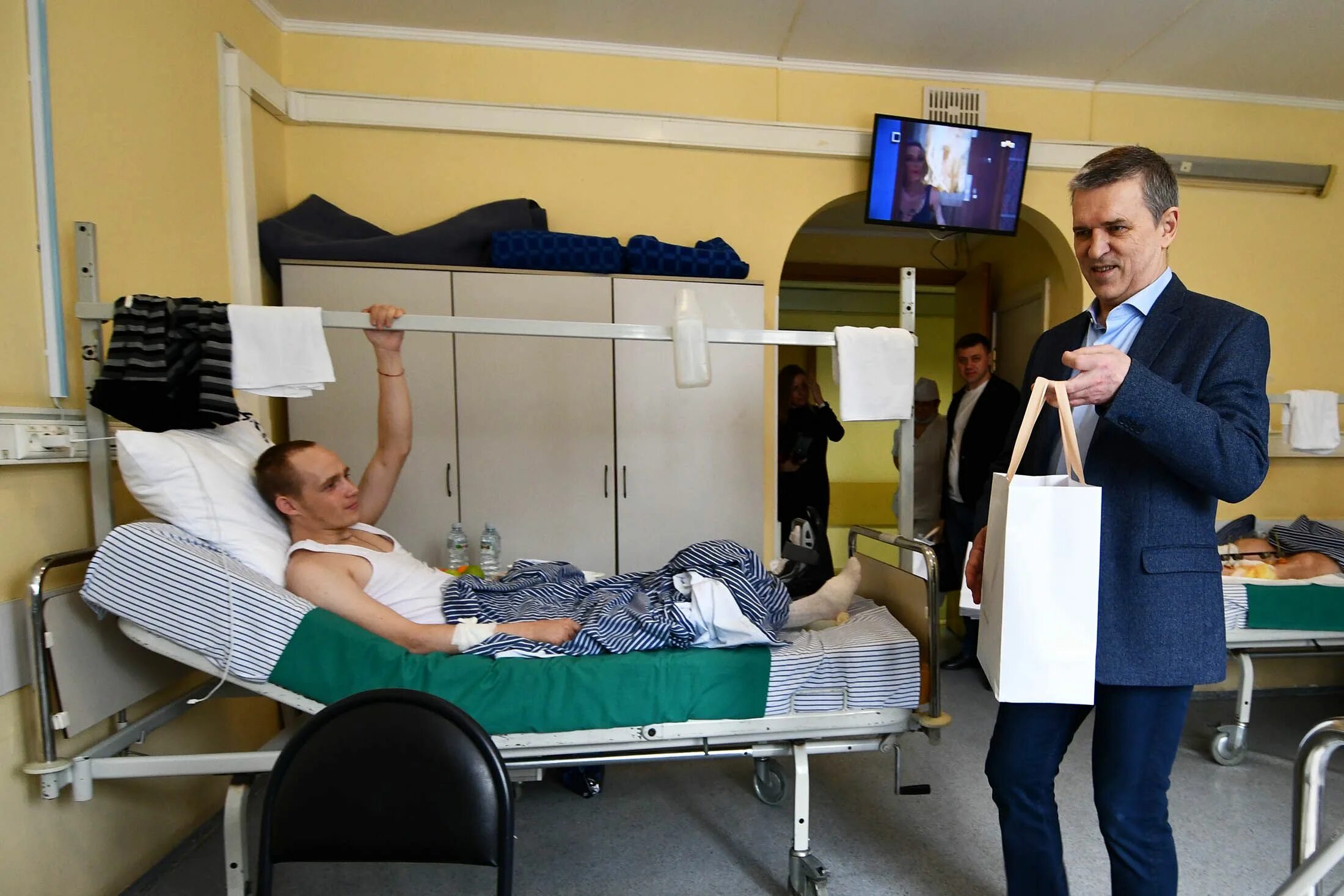 Госпитали на украине. Раненые в госпитале Бурденко. Раненые в Бурденко с Украины. Фото раненых в госпитале Бурденко. Раненые солдаты в госпитале Бурденко.