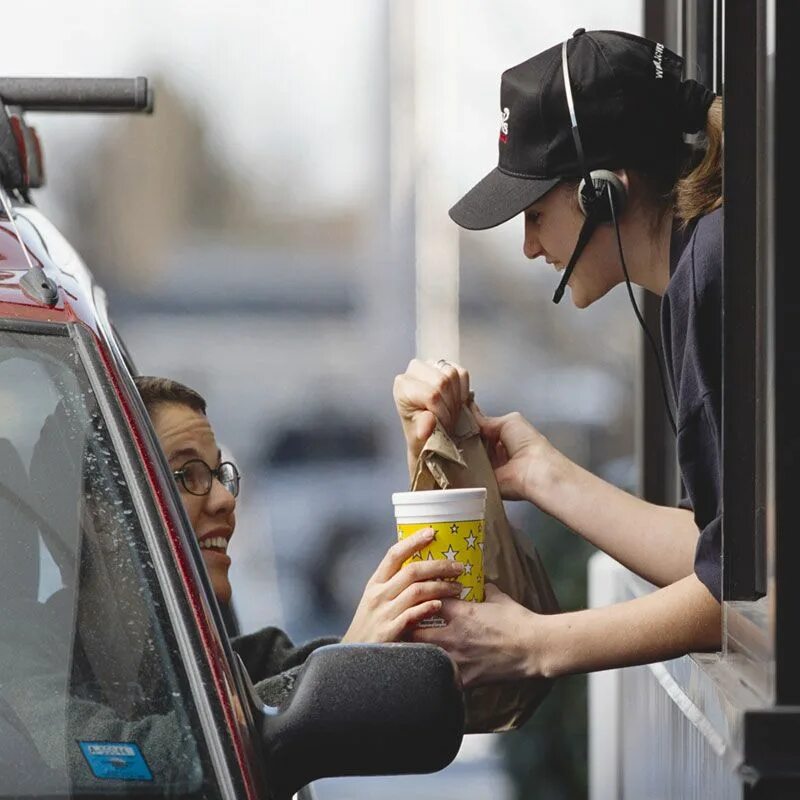 Take car best. Перекус на ходу. Мини Drive thru. Молодые люди перекус на ходу. Take away fast food.