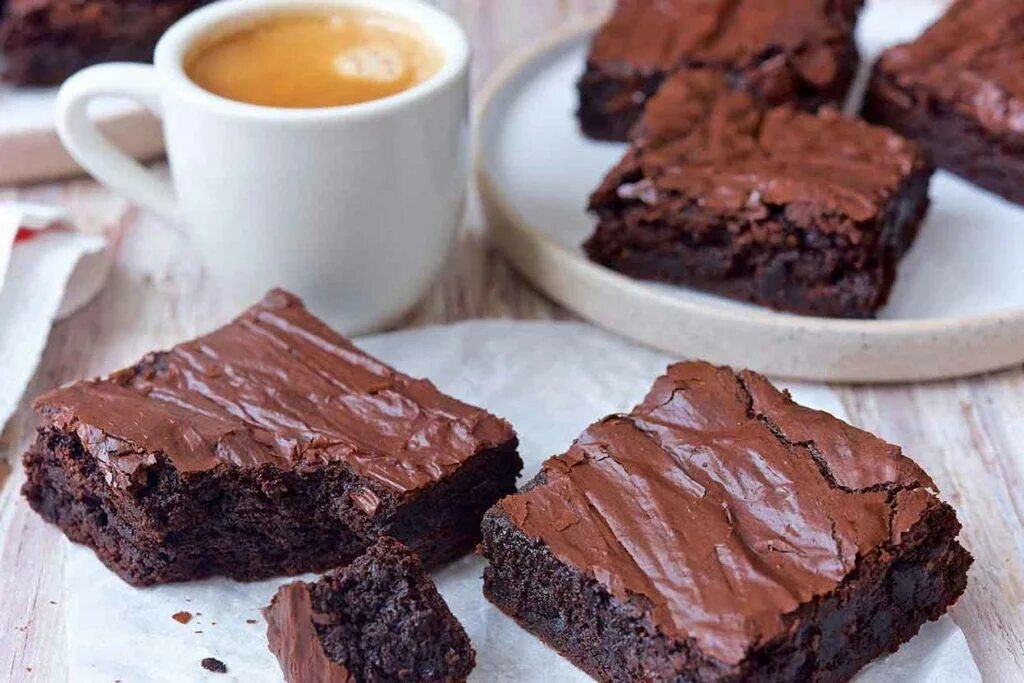 Лучший рецепт шоколадного брауни. Брауни Фуджи. Шоколадный Брауни классический. Шоколадный Брауни Chocolate Brownies. Fudgy Brownies Брауни.