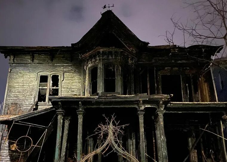 4 барон ротшильд. Квест заклятие. Сатанинский храм в сша. Квест заклятие дом дьявола нижний. Дом дьявола режиссёр: тай уэст.