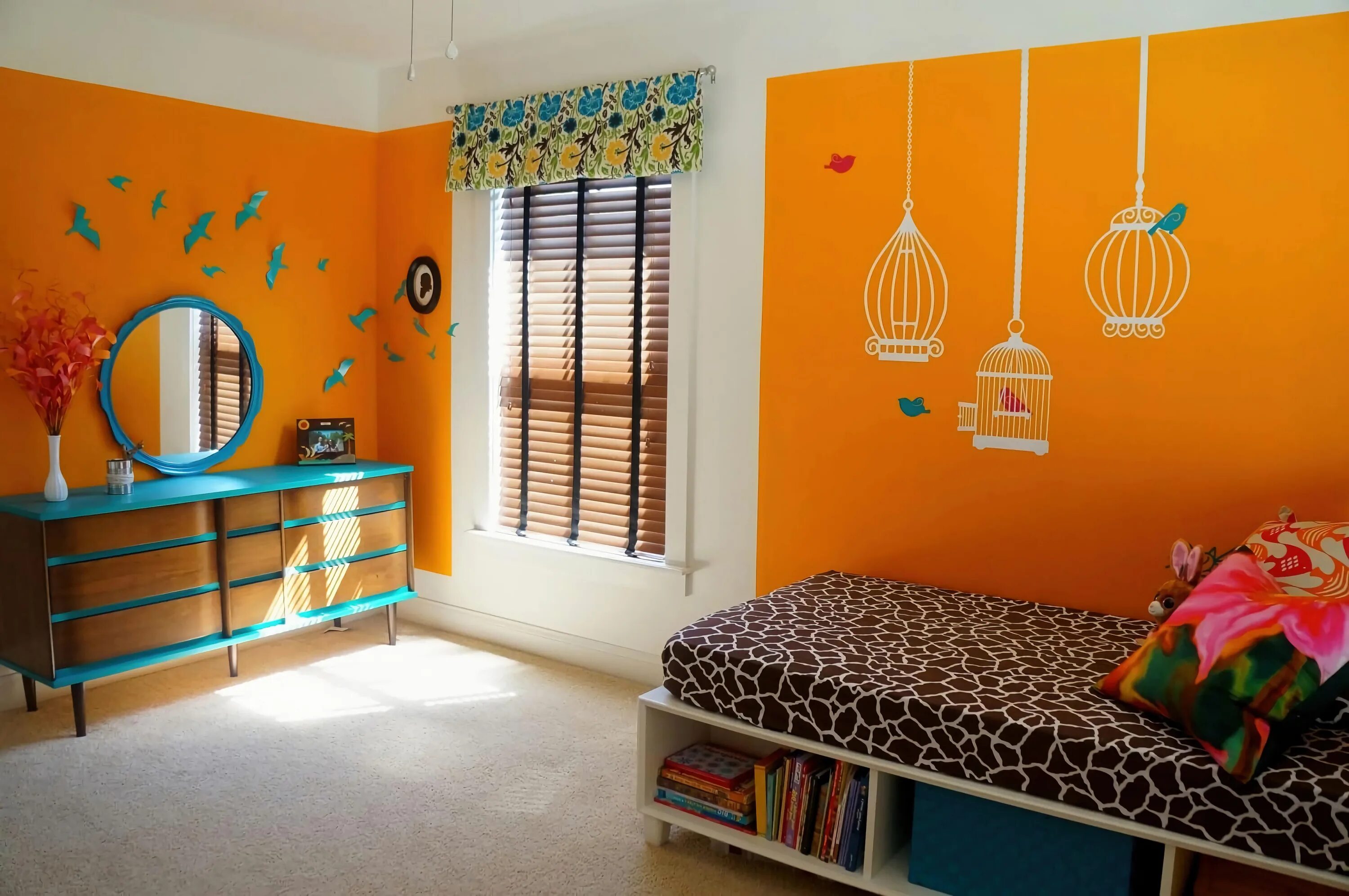 Комнату угадай. Оранжевые стены в интерьере. Сочетание цветов стен в детском саду. Яркие стены в детской. Разноцветные стены в комнате.