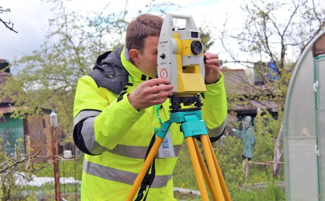 Вызвать кадастрового инженера. Кадастровый инженер картинки. Землеустройство и кадастры. Современная геодезия. Геодезия участка.