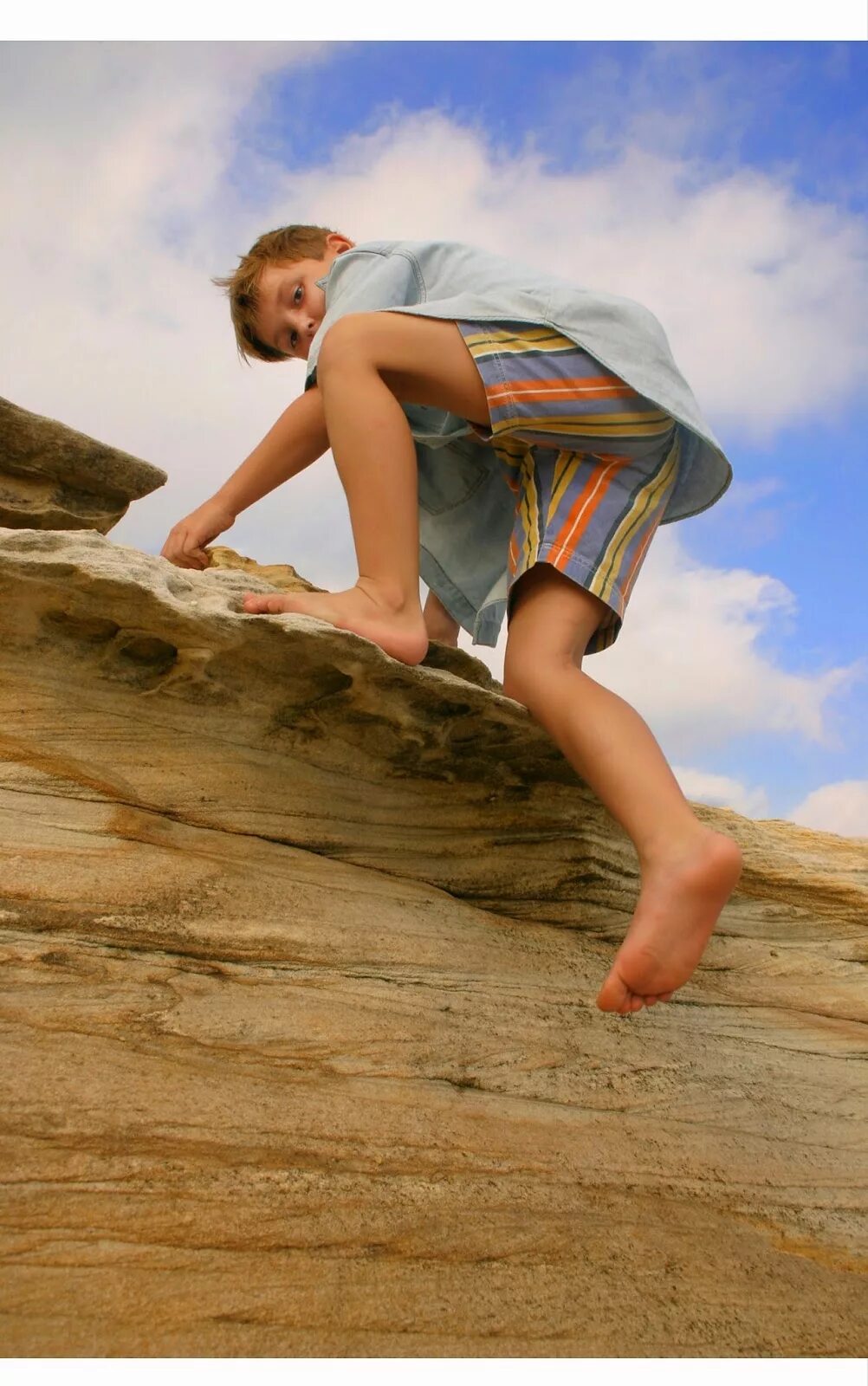 Over rocks. Скалолазание босиком. Босая Лори Фотобанк. Босиком на скалодроме дети. Мальчик босиком в горах.