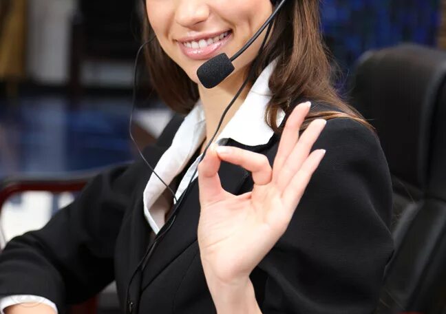 колл центр. сотрудник колл центра на прозрачном фоне. голосовой оператор. оператор колл центра. девушка оператор на телефоне.