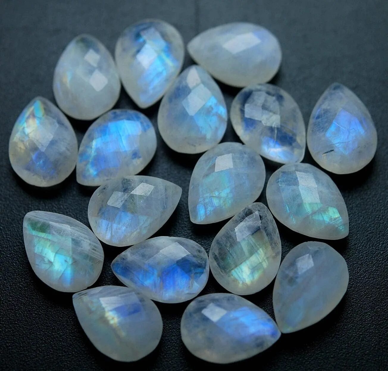 Лунный камень Адуляр. Rainbow Moonstone камень. Лунный камень Беломорит. Лунный камень Адуляр полевой шпат.