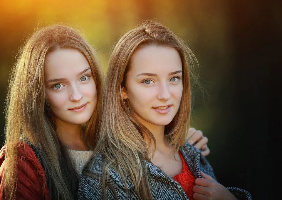 Sisters models. Сестры портрет 3. Gemini Twin portrait. Three Ladies Waldegrave.