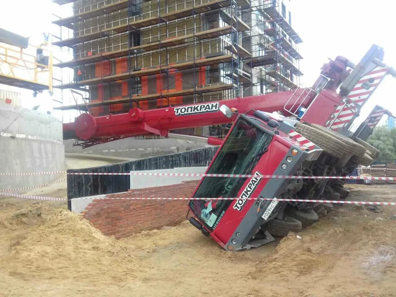 Топ кран. Топкран либхер. топ кран liebherr. топкран рент краны.