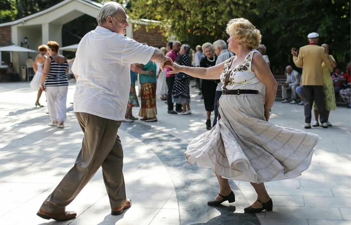 Оторваться по полной в москве. Танцы для пенсионеров. Танцы для пожилых. Танцующие пожилые. Старики танцуют.