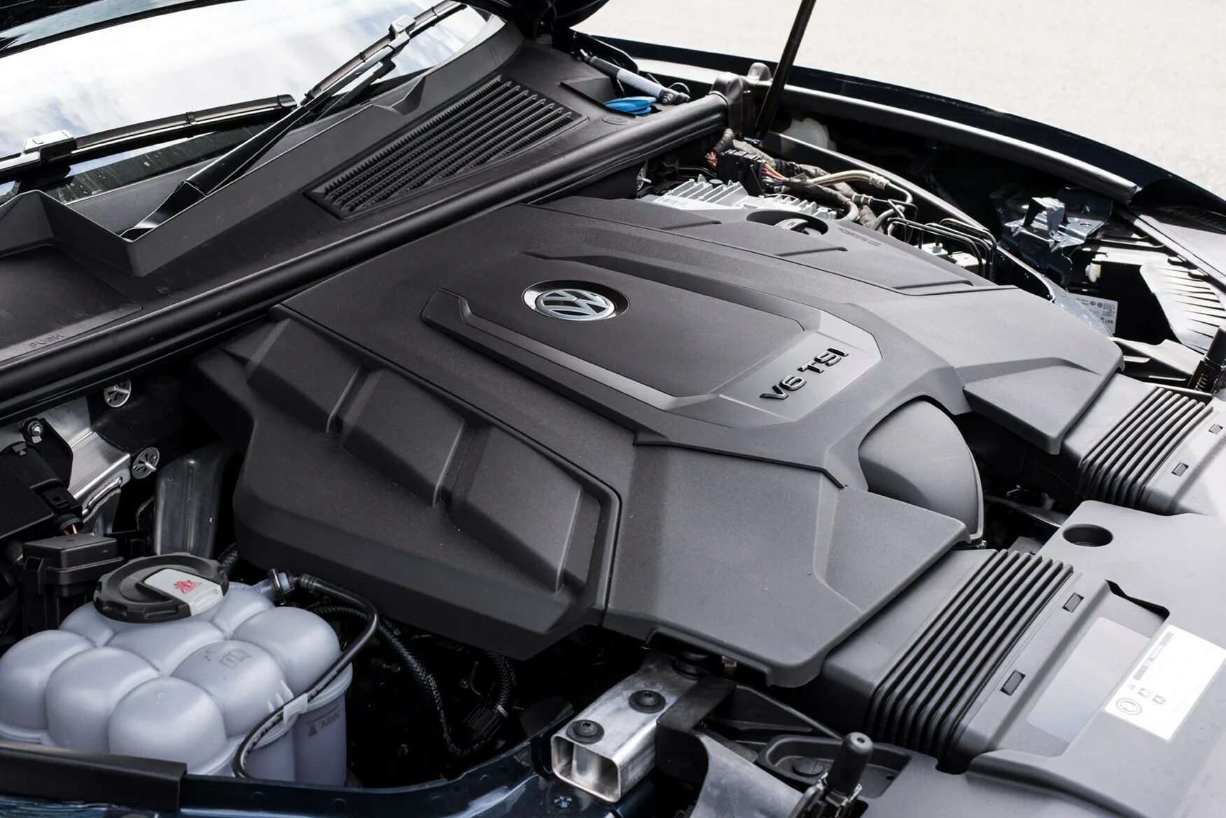 VW Touareg 2020. Моторный отсек Туарег 3.0 дизель. Туарег двигатели 2022. Туарег 2019 под капотом. Туарег под капотом