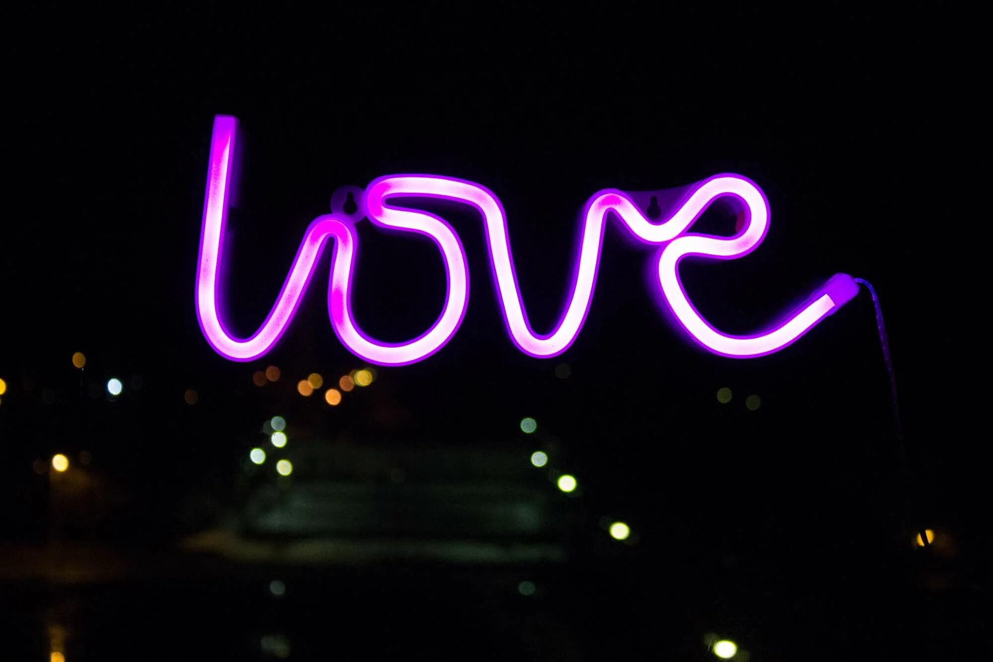 Neon love. Неоновая подсветка вывеска. Шатенка неон музыка. Любовь из неона. Неоновые надписи на стену.