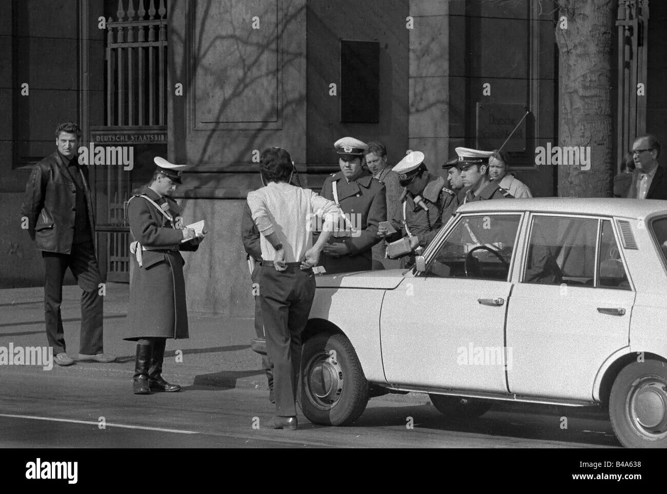 Гдр гоблин. Полиция гдр. полиция гдр 1970. 1972 в гдр. народная полиция гдр.