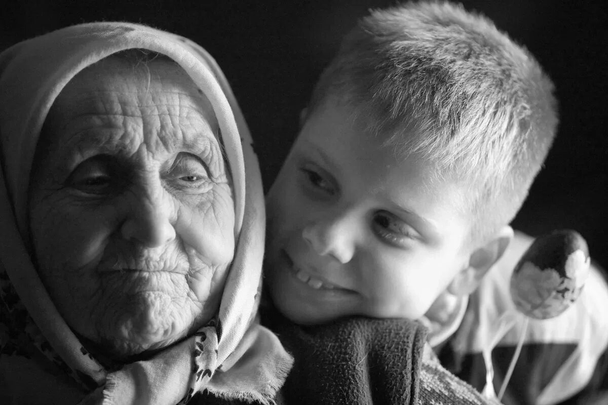 Старые родители т. Бабушка и внук. бабушка с младенцем. старые родители. старенькая бабушка и внук.