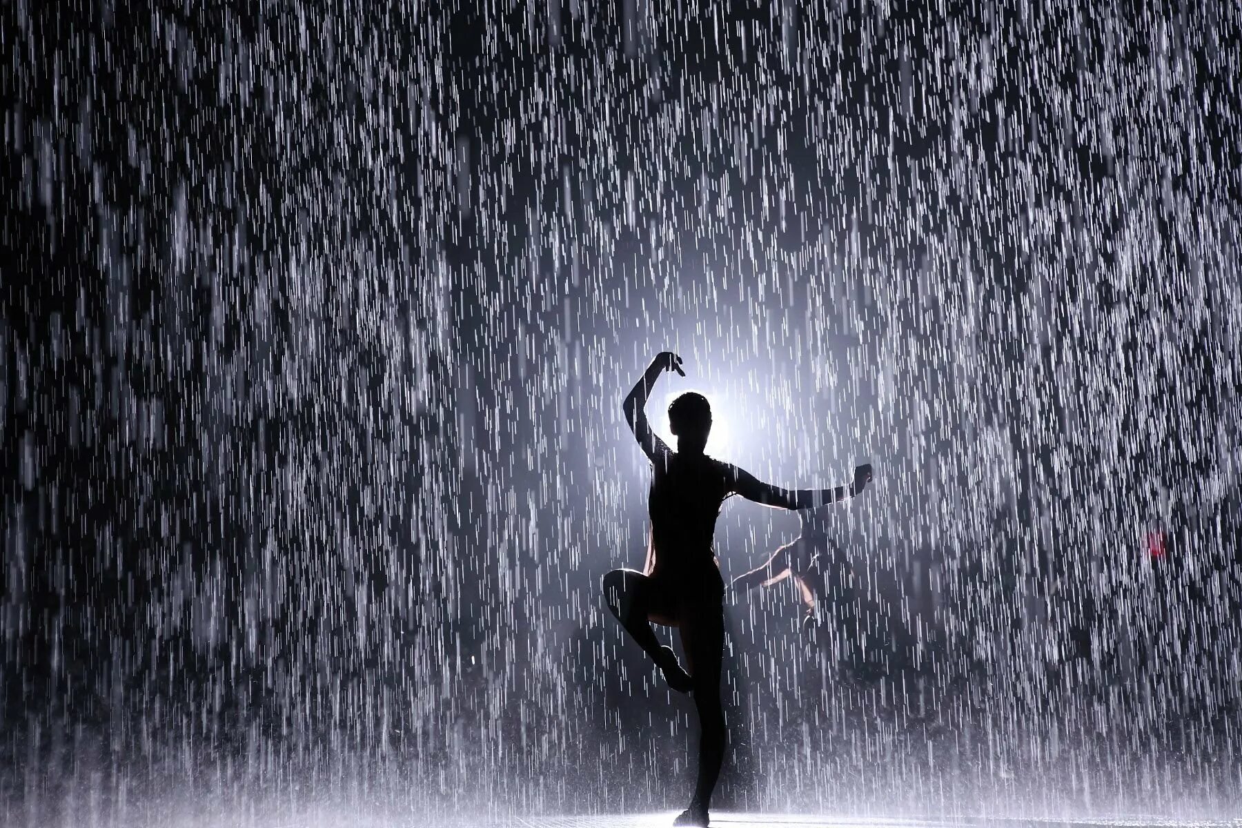 Я пою под дождем. Танцевать под дождем. Танцы под дождем. Девушка под дождем. Человек под дождем.