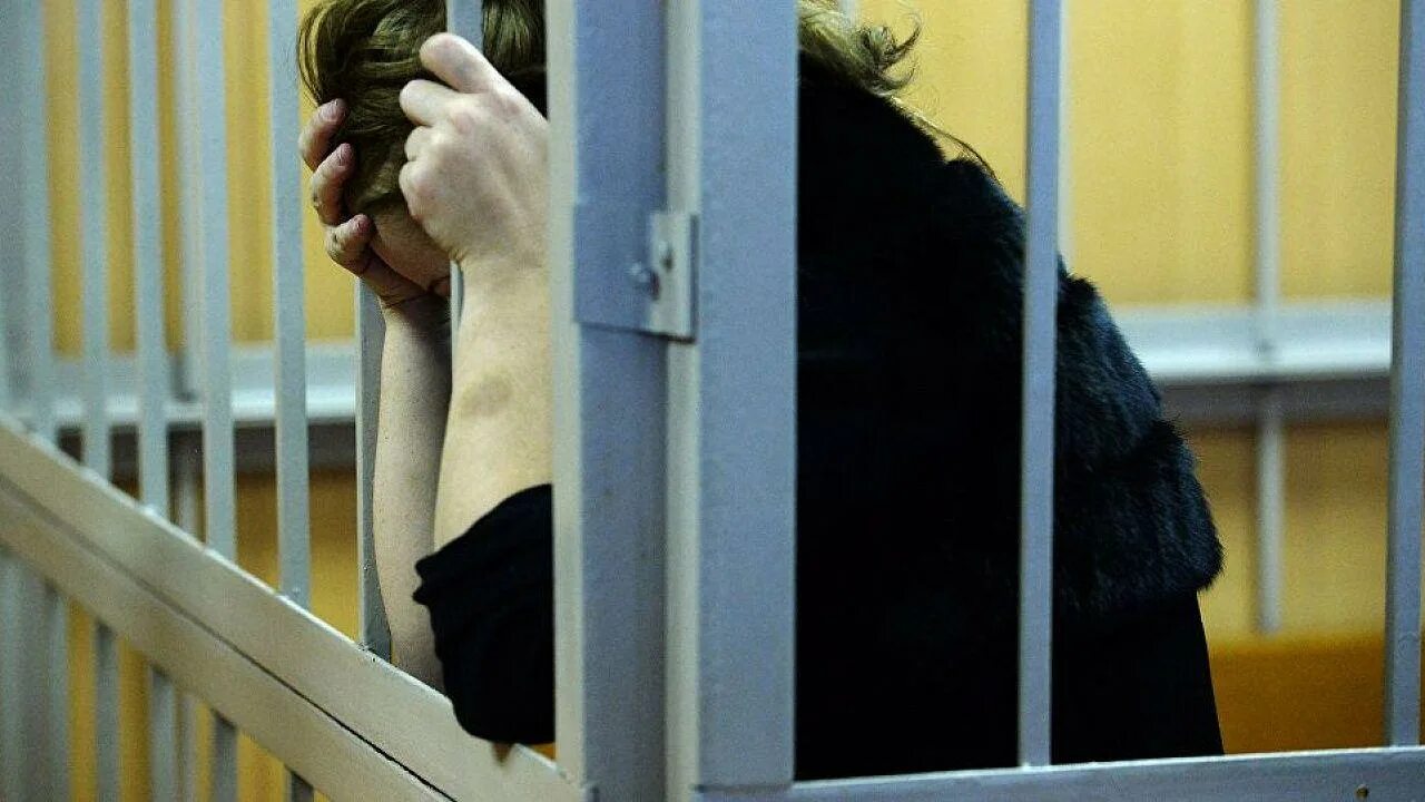 Суд над женщиной. Женщина в суде за решеткой. Женщина в отсуде за решеткой. Женщина на скамье подсудимых. Женщина суд.