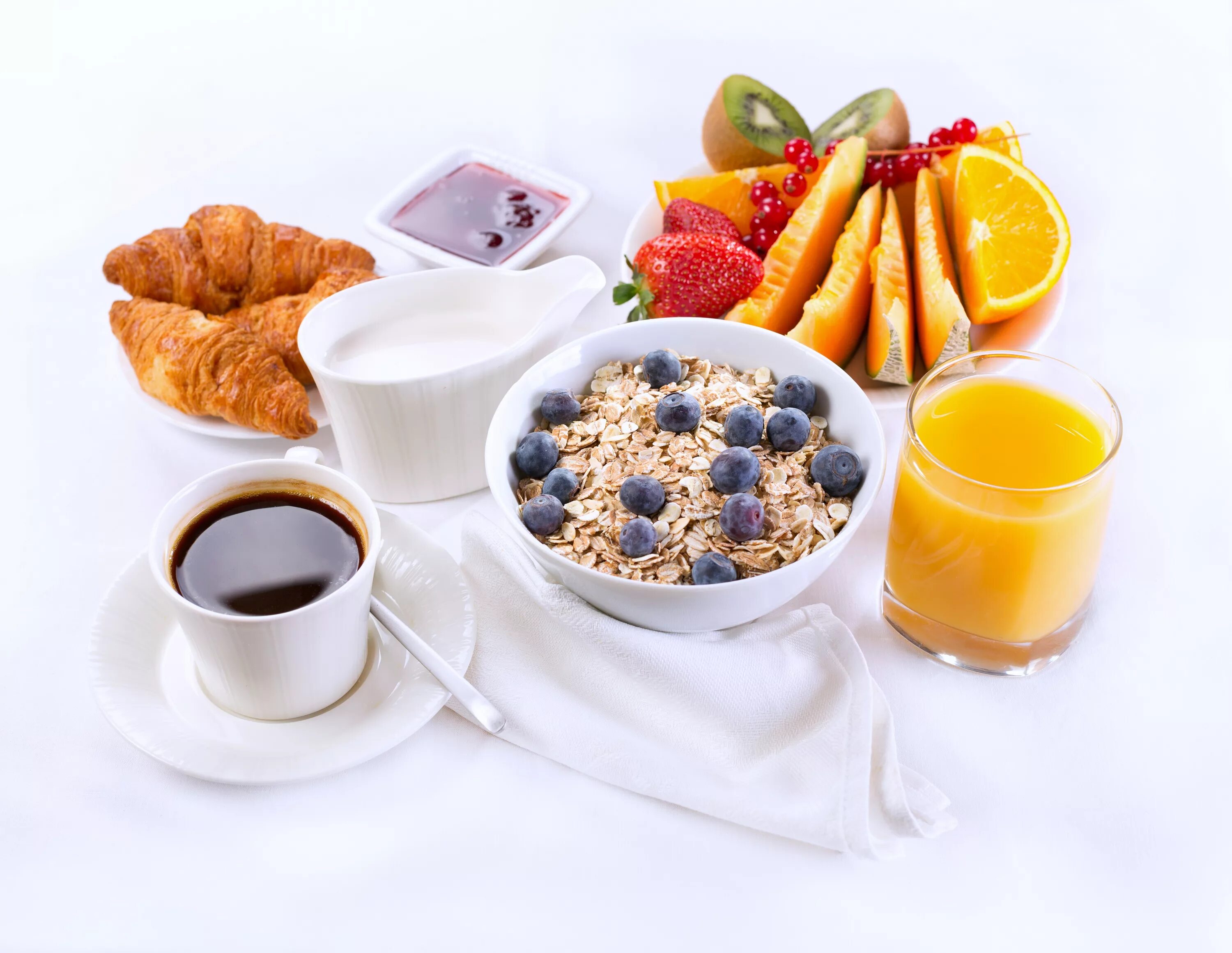 Обед чашка. Завтрак. Полноценный завтрак. Завтрак на белом фоне. Утренний полезный завтрак.