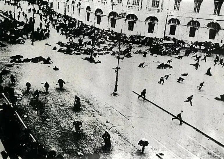 Расстрел мирной демонстрации. Расстрел демонстрации на невском проспекте. петроград. 1917 год.. расстрел демонстрантов в петрограде февраль 1917. расстрел февральской демонстрации на невском проспекте 1917 год. демонстрация на невском проспекте 1917.