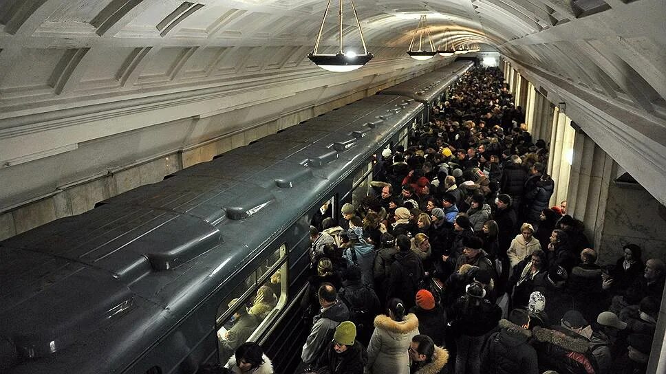 Работа в москве 2 2 метро. Фото в метро москвы сегодня.