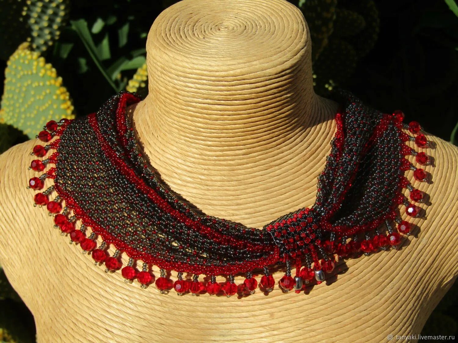 Бисер эстетика. Вышивка бусинами и стразами. Эстетик бисера. Красивое бисероплетение. Кольца из бисера.