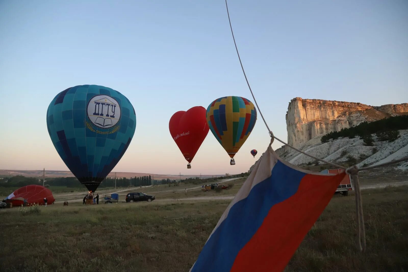 Крым на воздушном шаре. Белая скала в Крыму фестиваль воздухоплавания. Белогорск белая скала воздушные шары. Воздушные шары в Крыму белая скала 2023. Крымские просторы воздухоплавание.