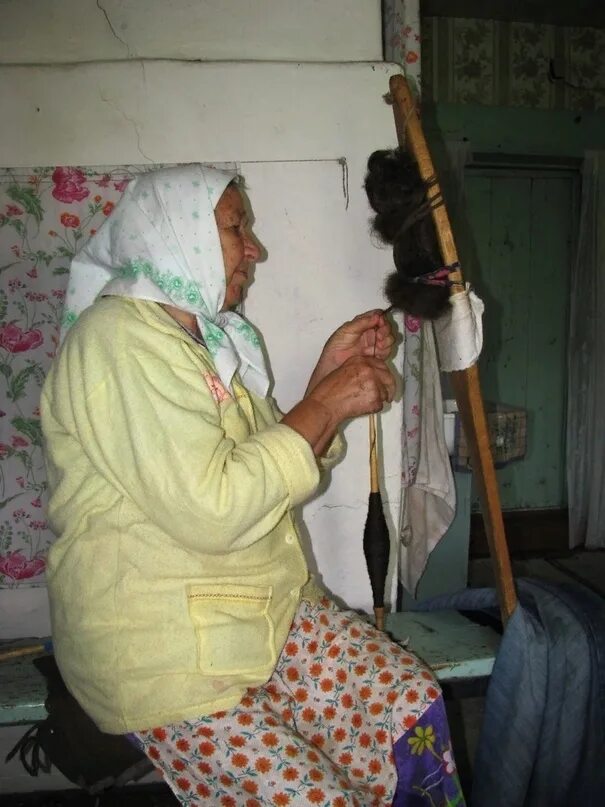 Старуха прядет. Бабка с прялкой. Старушка с веретеном. Старуха с прялкой. Бабушка прядет пряжу.